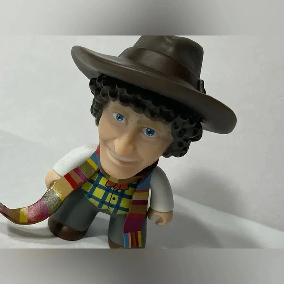 Doctor Who - Titans Vinyl Figure - The 4th Doctor in Vest 🧣🤎 - Picture 4 of 7